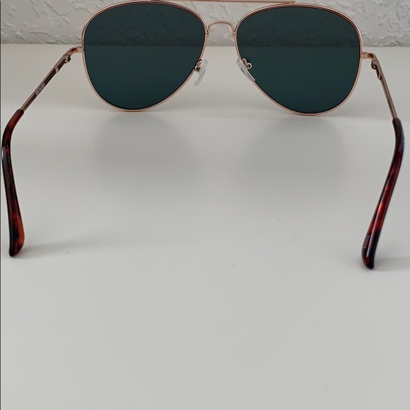 ๐ ๐ SUNGLASSES - Picture 2 of 8
